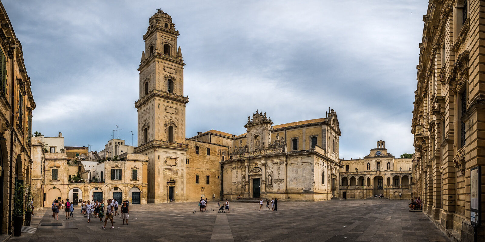 piazza-duomo-lecce-centro-storico-dooid